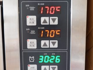 抹茶菊花酥,放入预热好的烤箱，170度30分钟左右
按照自家烤箱的脾气调整时间与温度。