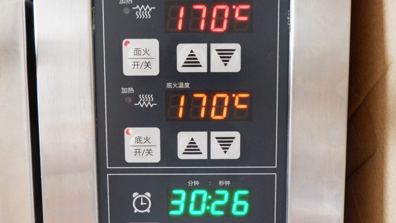 粉嫩的四叶草枣泥酥,放入预热好的烤箱，170度30分钟左右 按照自家烤箱的脾气调整时间与温度。