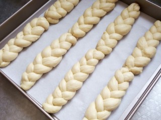 那些年，我们追过的麻花辫！
【辫子面包】,整形后的辫子放在温度30度 湿度70％的环境下进行二次发酵。
