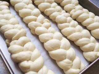 那些年，我们追过的麻花辫！
【辫子面包】,当辫子发酵到1.5至2倍大的时候，手指按下去慢慢回弹有痕迹，即是发酵完成。