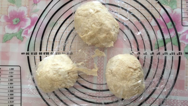豆沙肉松麻薯软欧包,取出面团排气，分成3等份，盖上保鲜膜醒10分钟