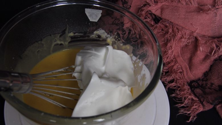 10寸戚风蛋糕,蛋糕糊混合，取三分之一的蛋白进蛋黄糊中翻拌，用蛋抽翻拌不能划圈操作。
