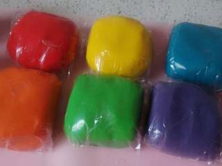 彩虹爱心饼干,把六份面团分别加入适量色素揉匀，然后用保鲜袋包好，放冰箱冷藏。