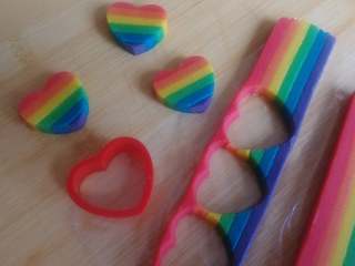 彩虹爱心饼干,用模具切割出心形图案备用。