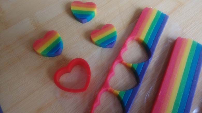 彩虹爱心饼干,用模具切割出心形图案备用。