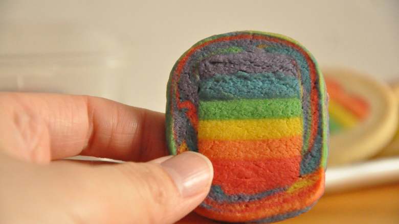 彩虹爱心饼干,剩下的边角料也不要浪费，做成雨花石饼干也是极美的。