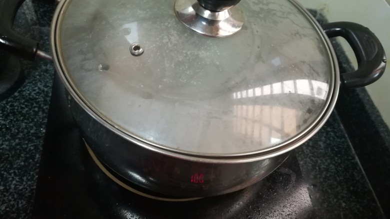最滋补最便宜的大薯虾米浓汤,锅里先煮开水。
