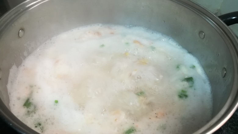 最滋补最便宜的大薯虾米浓汤,加入葱花。