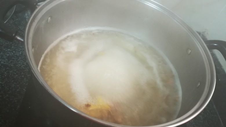 最滋补最便宜的大薯虾米浓汤,把姜碎倒进水里一起煮开。