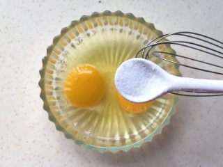 洋葱馒头煎鸡蛋,鸡蛋打入碗中，加入少许盐