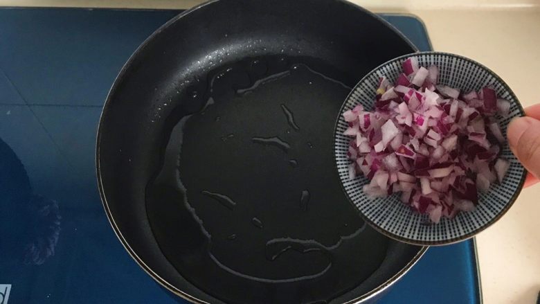 洋葱馒头煎鸡蛋,炒锅里再加一点油，倒入洋葱丁