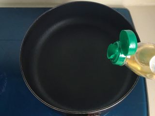洋葱馒头煎鸡蛋,炒锅里倒入少许油