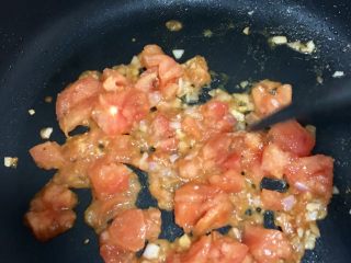 辅食12M➕番茄肉末土豆泥,洋葱翻炒断生后加入番茄块