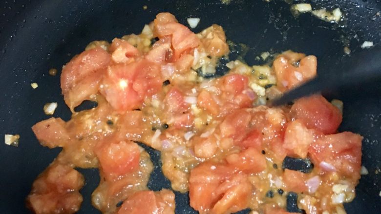 辅食12M➕番茄肉末土豆泥,洋葱翻炒断生后加入番茄块