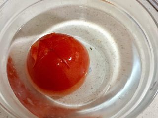 辅食12M➕番茄肉末土豆泥,
将番茄划十字，放入开水中烫两分钟，番茄皮便能轻松去掉