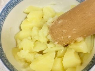 辅食12M➕番茄肉末土豆泥,蒸熟的土豆