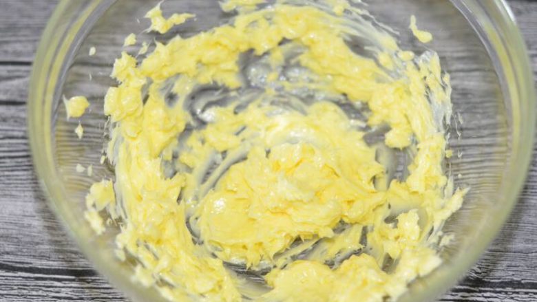 芝麻酱香奇亚籽饼干,黄油软化至轻按有坑，用电动打蛋器低档打发至颜色发白，体积变蓬松。