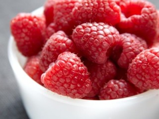 裸蛋糕,树莓洗净备用，剩余的可以放冰箱冷冻保存
