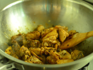 香菇焖鸡肉,再加入酱油和料酒，翻炒上色