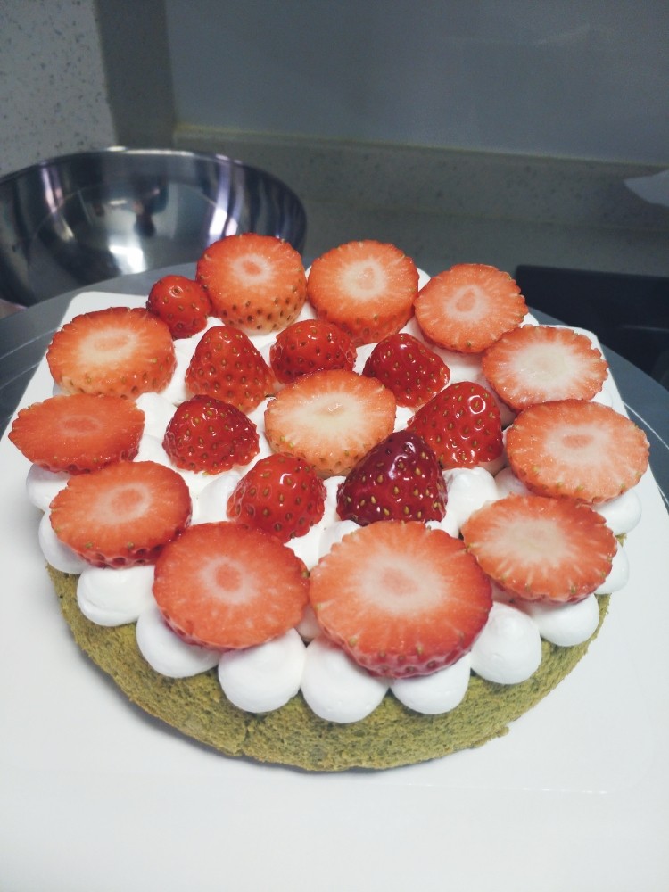 裸蛋糕,地下一层和中间一层都是挤上一层淡奶油在加一层草莓
