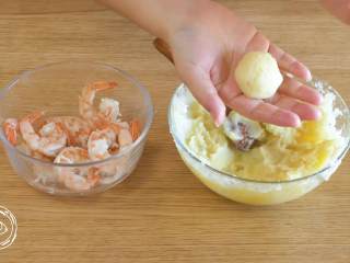 黄金虾球12m+（宝宝辅食）,包虾球：先取一小块土豆泥，手搓成球，压扁，把虾包进去，留出一个虾尾巴就行啦~