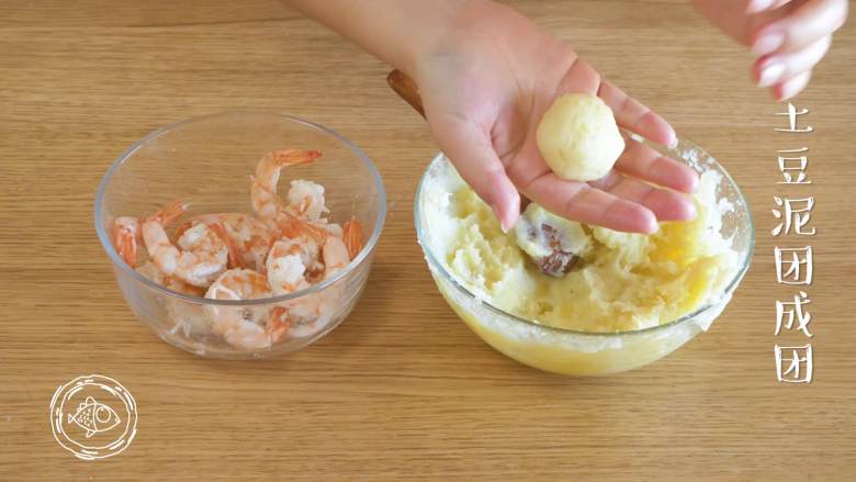 黄金虾球12m+（宝宝辅食）,包虾球：先取一小块土豆泥，手搓成球，压扁，把虾包进去，留出一个虾尾巴就行啦~