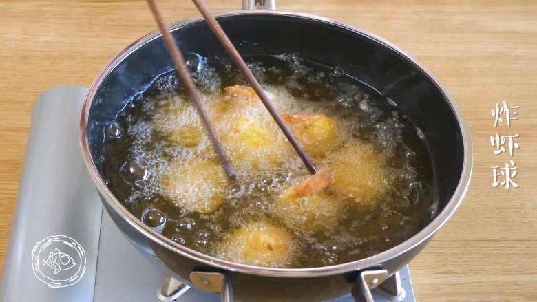 黄金虾球12m+（宝宝辅食）,放入虾球，开始炸，稍微搅拌翻面，直到炸的虾球四周金黄就可以捞出来了~