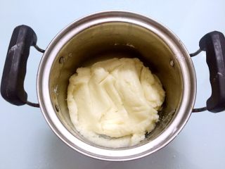 奶油泡芙,快速搅拌至无干粉