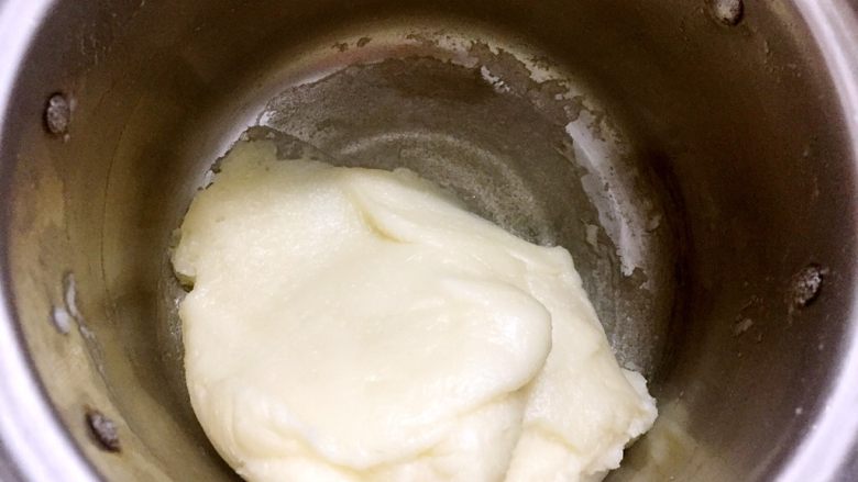 奶油泡芙,继续开小火来回翻炒，直到锅底有一层白糊，面糊变成黏稠的面团