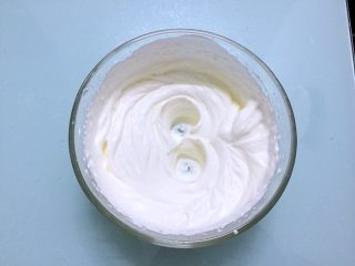 奶油泡芙,淡奶油加入白糖打发至裱花状态