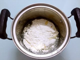 奶油泡芙,筛入低筋面粉