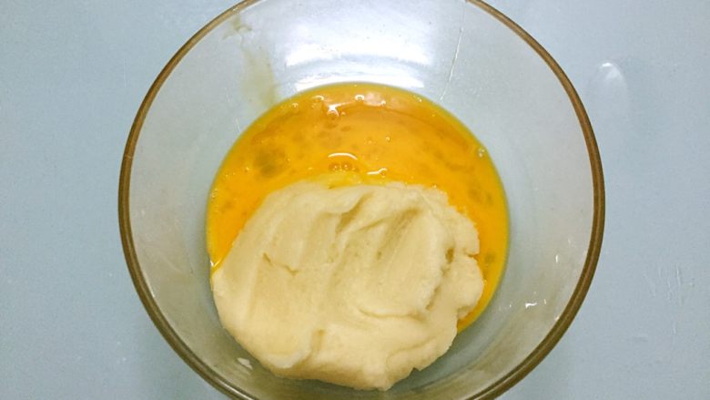 奶油泡芙,把鸡蛋液分三次加入面团中，每次加入都要拌匀再加至下一次