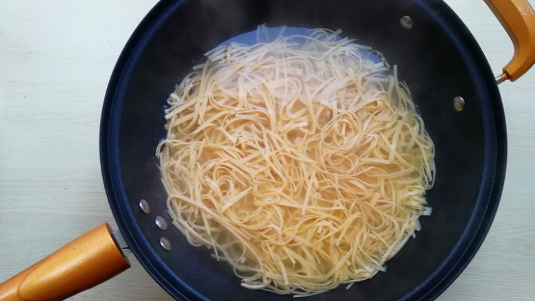 【东北家常凉菜】,锅加水烧开，下入干豆腐焯水2-3分钟