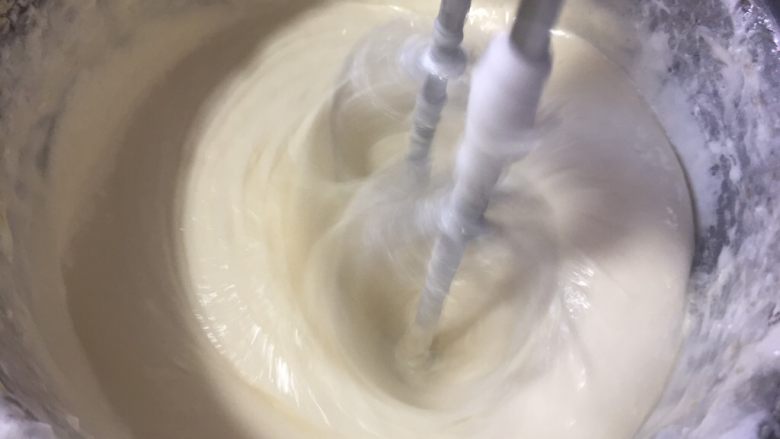 水饴版花生牛轧糖,把黄油分两次倒入锅中，用打蛋器高速混匀