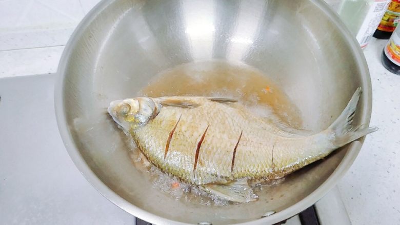 鱼跃龙门年年有余+红烧鳊鱼,油热后放鱼，小心溅油。