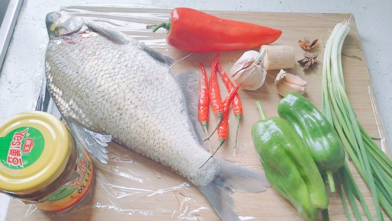 鱼跃龙门年年有余+红烧鳊鱼,主要食材如图。