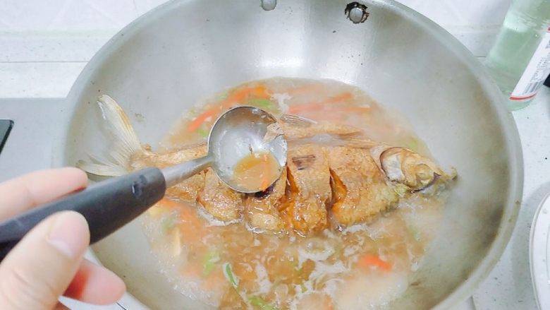 鱼跃龙门年年有余+红烧鳊鱼,反复浇汤汁。