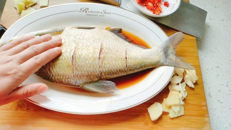鱼跃龙门年年有余+红烧鳊鱼,把所有调料都抹匀。这边朝下。
