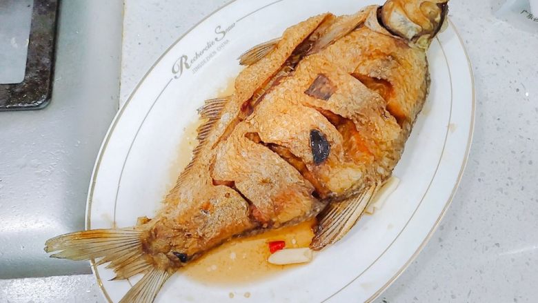 鱼跃龙门年年有余+红烧鳊鱼,两面都煎好后，装盘。