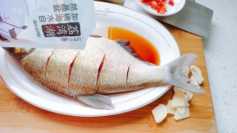 鱼跃龙门年年有余+红烧鳊鱼,倒适量的盐，控制不好量，就少放点。