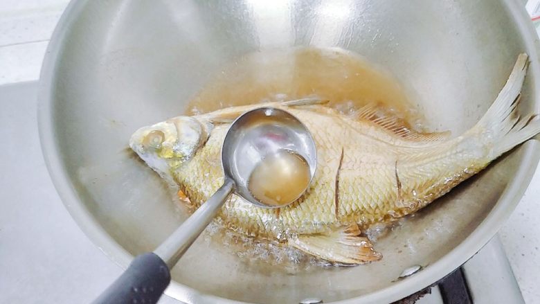 鱼跃龙门年年有余+红烧鳊鱼,煎鱼的时候，用个勺子不停地把油网上淋，使其受热均匀。端起锅，鱼可以晃动的时候，下面就煎好了。