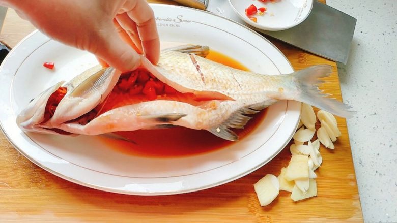 鱼跃龙门年年有余+红烧鳊鱼,鱼肚子里也塞些。