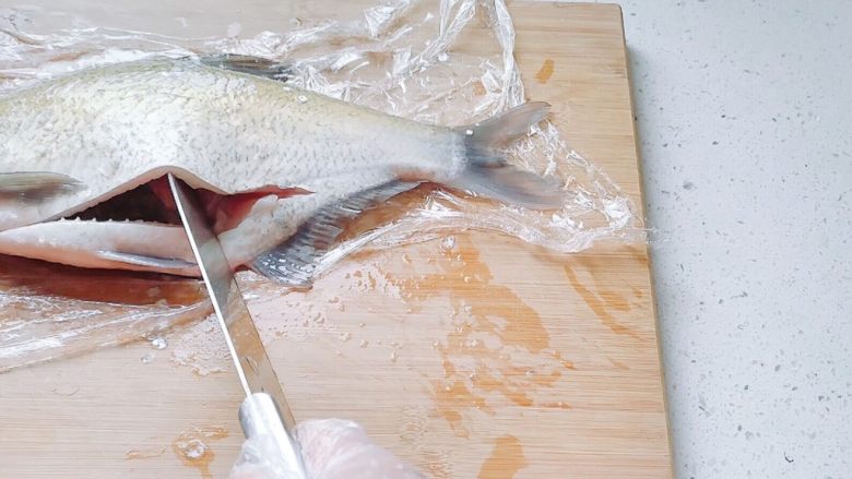 鱼跃龙门年年有余+红烧鳊鱼,鱼肚子里的黑膜再刮下，卖鱼的不会刮的很干净。