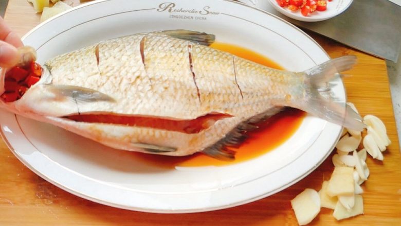 鱼跃龙门年年有余+红烧鳊鱼,鱼鳃里面塞小米椒，去腥味。
