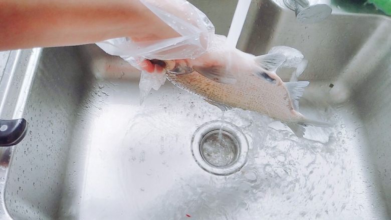 鱼跃龙门年年有余+红烧鳊鱼,买回来的鱼已经被简单的处理过了，冲洗干净。