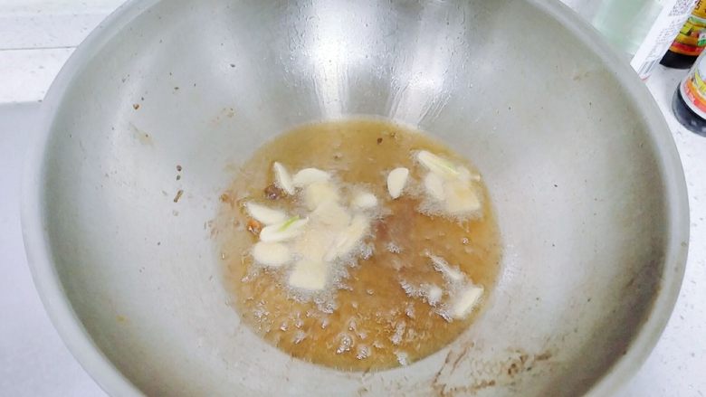 鱼跃龙门年年有余+红烧鳊鱼,留着锅里的油，下姜片蒜片爆香。转小火。