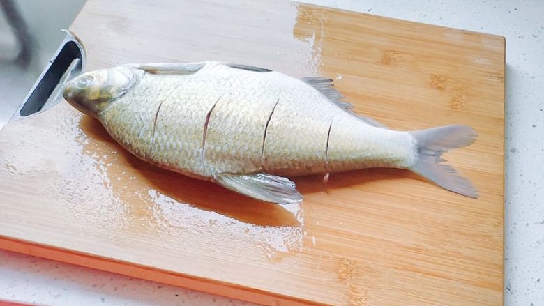 鱼跃龙门年年有余+红烧鳊鱼,两边都划切口，调料好入味。