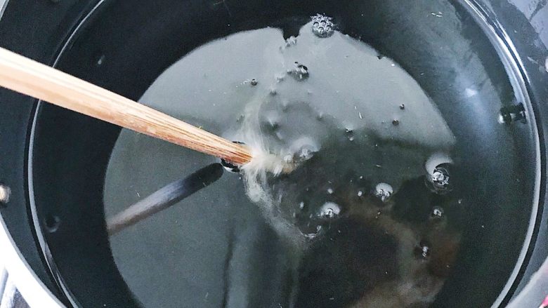小时候的味道之七彩虾片,用一根筷子测试油温（有油温表就最好不过啦）筷子周围有小气泡即可