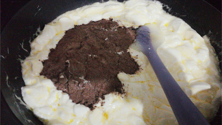 可可雪花酥,把混合好的可可奶粉倒入锅中，搅拌均匀