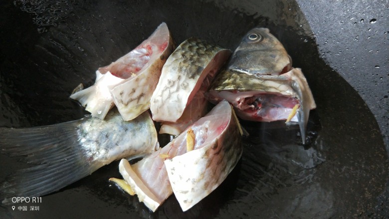 奶白鲫鱼豆腐汤,热锅起油烧热放入鱼块儿